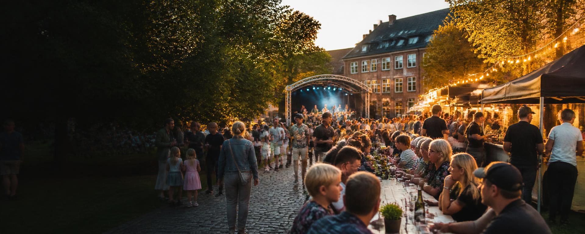 Sommerarrangement med musik og gæster i Juelsminde